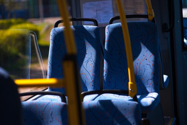 В Калининграде в салоне автобуса упала пенсионерка