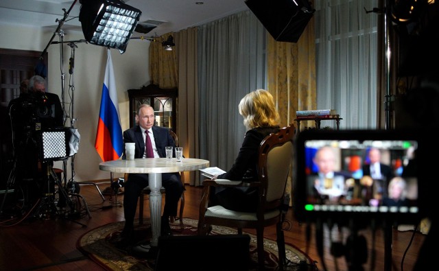 «Скучно, девочки»: Путин дал интервью американскому журналисту в Калининграде