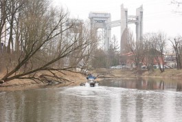 В парке Победы в Калининграде начали очищать водоём с помощью машины-амфибии