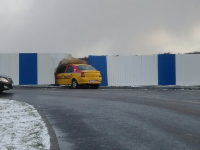 Автомобиль такси протаранил забор вокруг будущего культурного центра на Острове в Калининграде