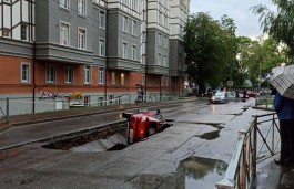 На Тенистой аллее в Калининграде автомобиль упал в огромный провал на дороге (видео) (фото, видео)
