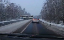 На трассе под Чкаловском занесло пассажирский автобус (видео)