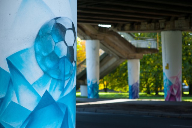 «Абстракция для всех»: как рисуют граффити на опорах эстакадного моста в Калининграде (фото)