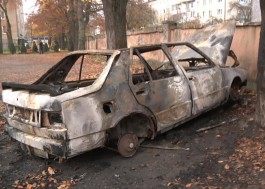 В Калининграде полицейские задержали двоих поджигателей автомобиля (фото, видео)