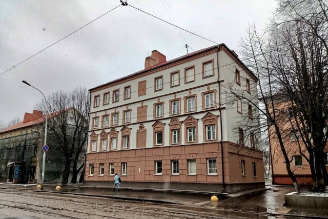 На улице Киевской в Калининграде отремонтировали старинный дом с маскаронами
