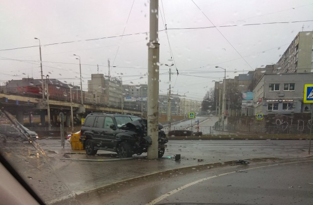 На Московском проспекте в Калининграде внедорожник врезался в столб