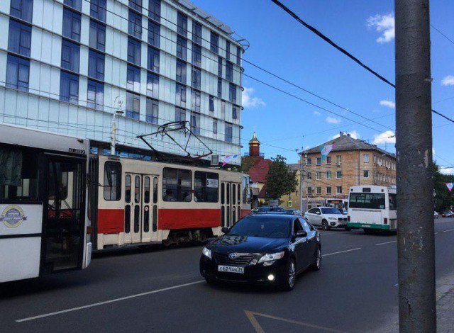 На улице Черняховского в Калининграде из-за столкновения БМВ и «Тойоты» встали трамваи