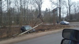 В Зеленоградске на съехавший в кювет автомобиль упал столб