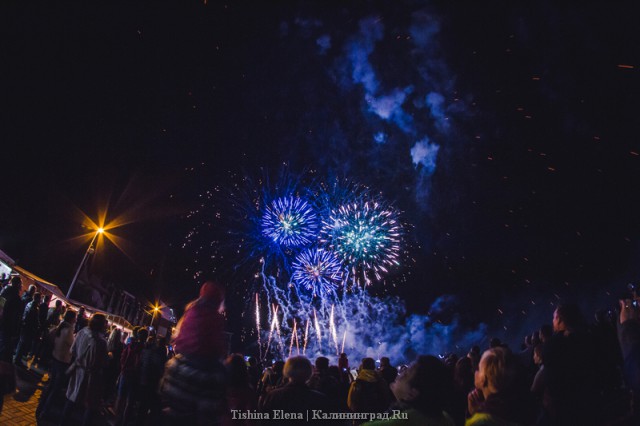 Власти: Первый день фестиваля фейерверков в Зеленоградске посетили более 100 тысяч зрителей