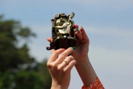 «Харизматичный рок-н-рольщик»: у озера Тихого в Светлогорске установили ещё одну скульптуру ёжика (фото)
