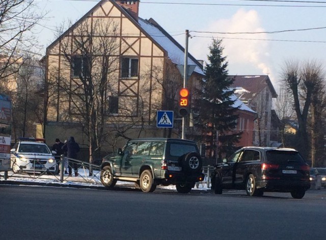 В Калининграде «Митсубиси» после столкновения с «Ауди» снёс ограждение на тротуаре
