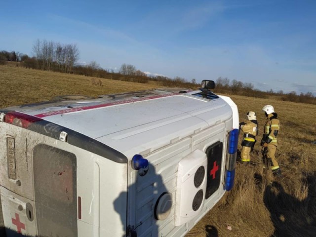 Под Багратионовском машина скорой помощи вылетела в кювет и опрокинулась