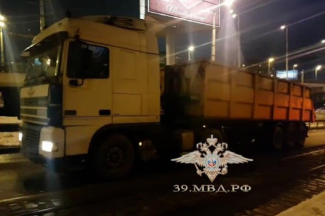 В Калининграде завели уголовное дело на водителя грузовика, сбившего женщину с ребёнком