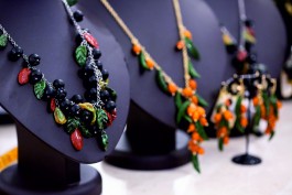 «Цветы и ягоды»: в Калининградской области представят винтажную коллекцию из янтаря