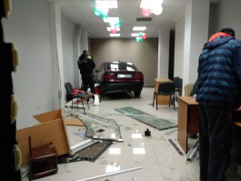 На ул. Гагарина в Калининграде автомобиль пробил витрину и въехал в офисное помещение