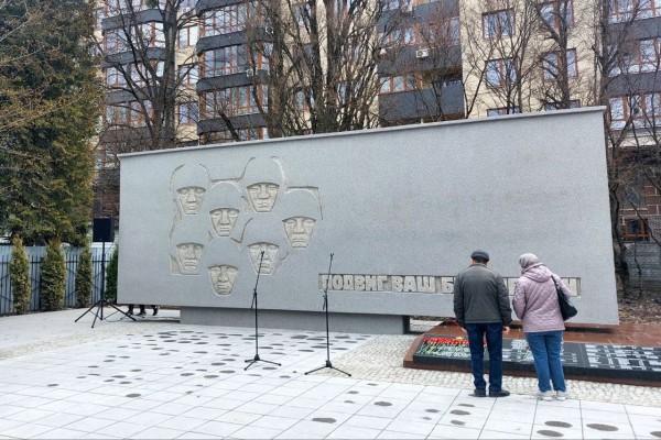 В Калининграде открыли обновлённый сквер с Вечным огнём на улице Комсомольской (фото)