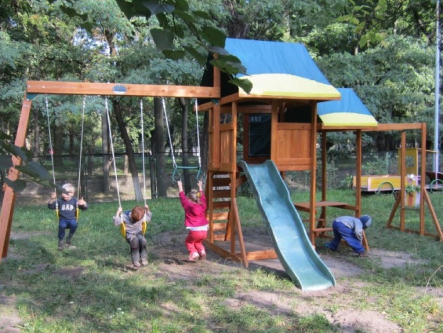Банк УРАЛСИБ подарил воспитанникам калининградского детского дома «Надежда» детские игровые комплексы