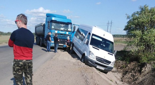 Под Гурьевском грузовик столкнул в канаву пассажирский микроавтобус