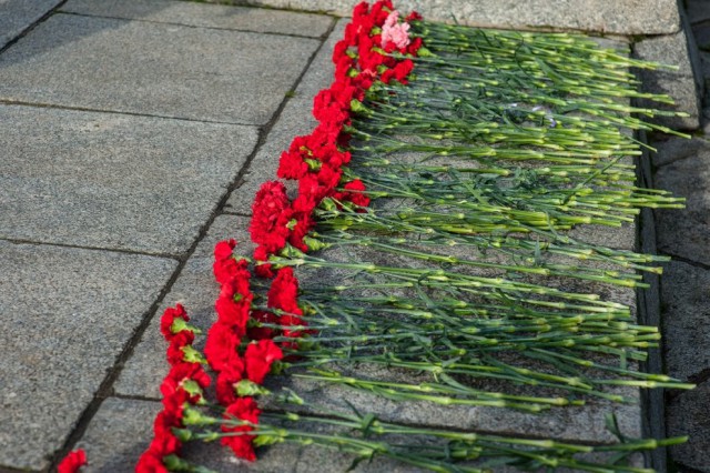Власти призвали калининградцев отказаться от возложения цветов к мемориалам 9 мая