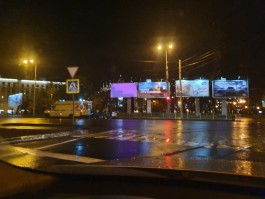 В Калининграде 17-летняя девушка за рулём автомобиля врезалась в ограждение рядом со зданием мэрии
