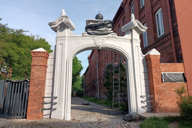 «Портал без орла»: в Калининграде отреставрировали арку бывшего Лёбенихтского госпиталя