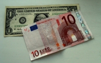 С начала месяца евро подешевел белее чем на рубль