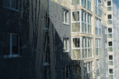 На улице Невского в Калининграде мужчина упал с третьего этажа