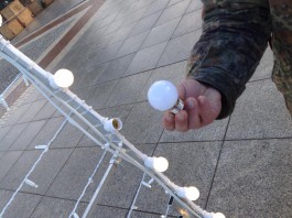Мэрия: Вандалы воруют лампочки с новогодних инсталляций на площади Победы
