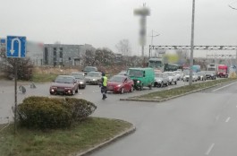 «Справок не нужно»: полицейские проверяют все машины на въезде в Калининград (видео)