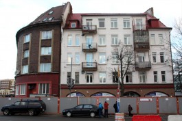 В домах на развязке улиц Багратиона — Дзержинского заменят окна только в половине квартир (фото)