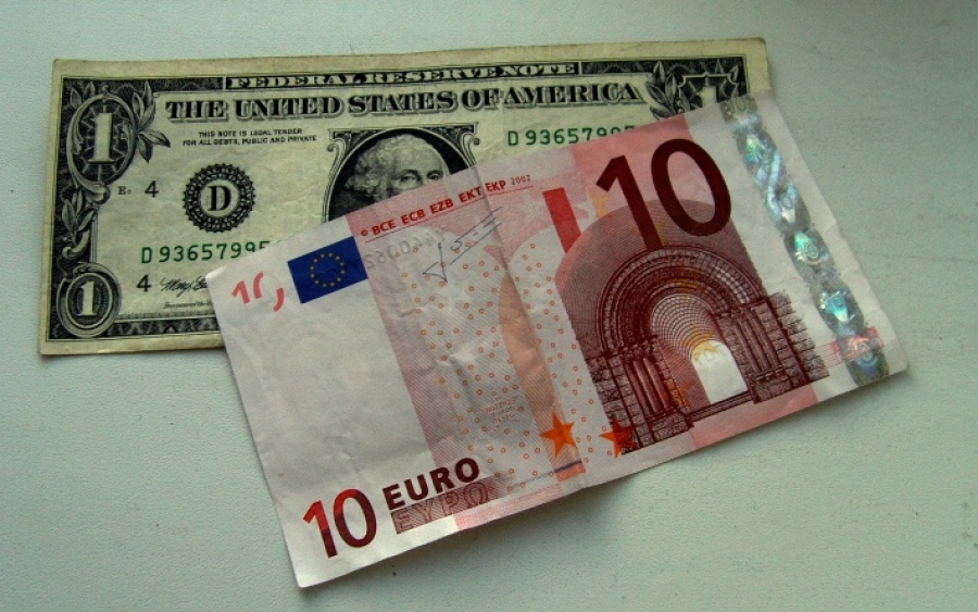 Евро и доллар начали неделю разнонаправленно
