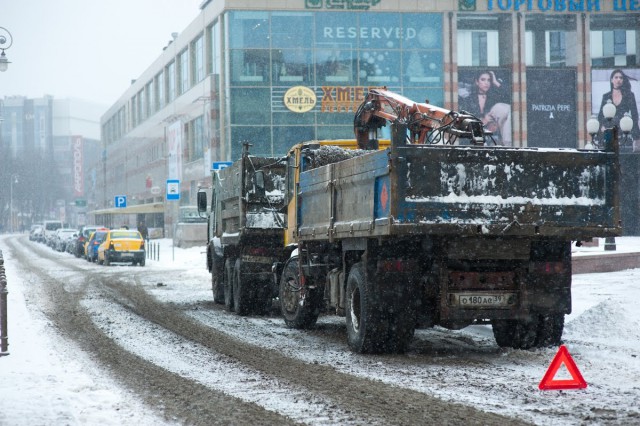 «Тонна мусора в минуту»: власти Калининграда показали новую машину для уборки города