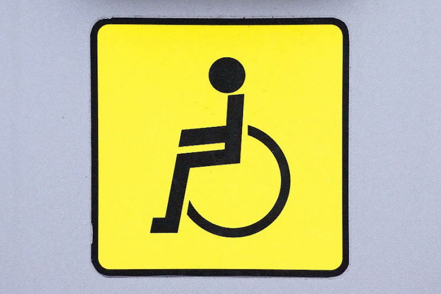 Автомобиль со знаком инвалид. Знак «инвалид». Табличка для инвалидов. Знак инвалида на авто. Знак инвалид за рулем.
