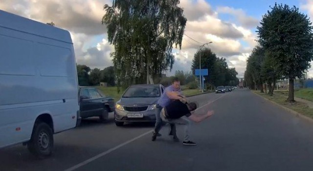 На улице Портовой в Калининграде подрались водители (видео)