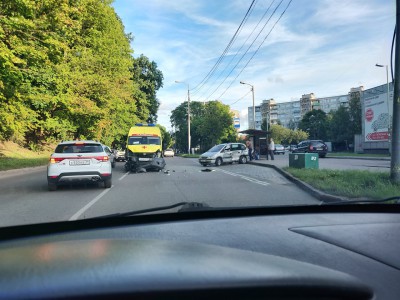 На Литовском валу реанимобиль врезался в минивэн