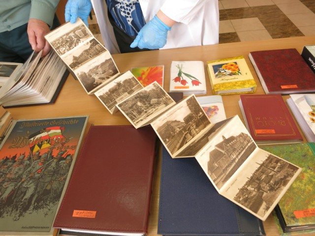 У пассажира поезда Калининград — Санкт-Петербург изъяли старинные немецкие книги и открытки  (фото)