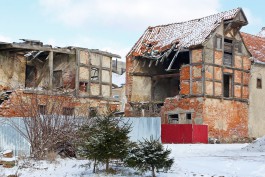 «Ещё год без стен и крыш»: как разрушаются фахверковые склады в Железнодорожном 