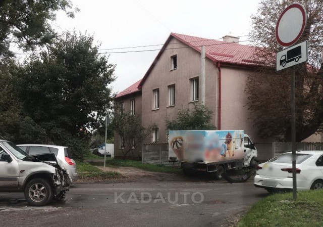 На Тенистой аллее в Калининграде грузовик врезался в жилой дом