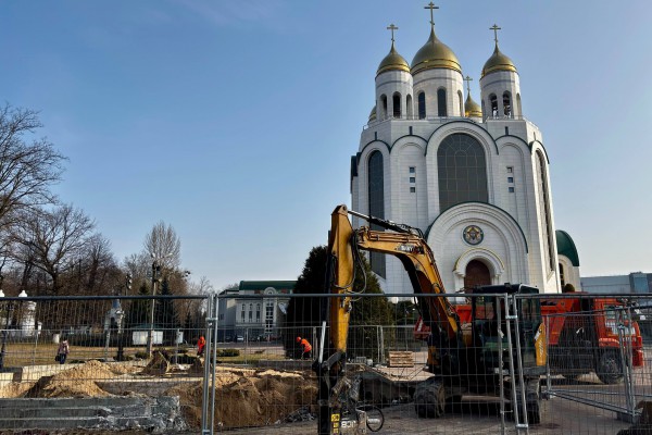 Перед собором Христа Спасителя в Калининграде демонтируют площадку под памятник князю Владимиру (фото)
