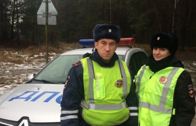 В Светлом сотрудники ГИБДД спасли замёрзшую женщину, которая вышла из леса на дорогу