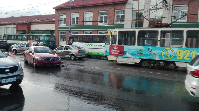 На ул. Черняховского в Калининграде столкнулись две машины: движение трамваев заблокировано
