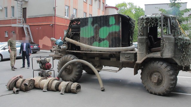 Под Светлым полицейские изъяли у чёрных копателей янтаря «ГАЗ-66» со встроенной помпой (фото, видео)