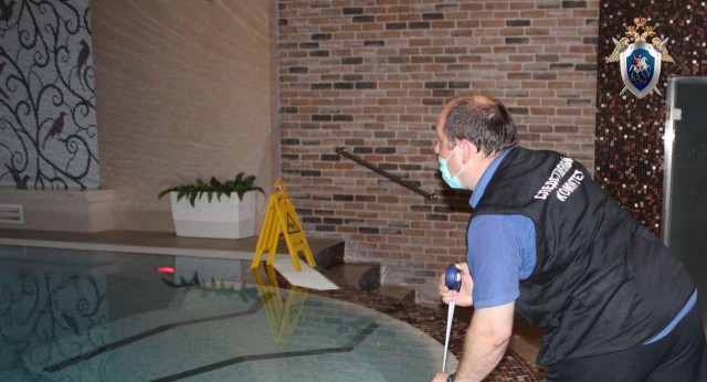 В Калининграде госпитализировали восьмилетнюю девочку, волосы которой засосало в слив бассейна