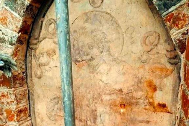 «Временная мера»: в замке Нойхаузен законсервировали старинные фрески