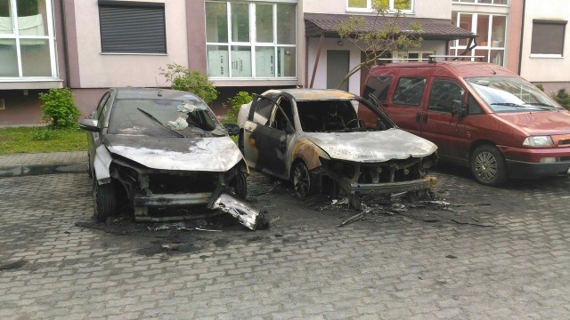 На улице Гагарина в Калининграде ночью сгорели два автомобиля (видео)