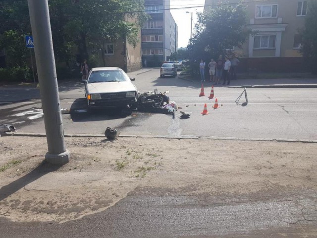 На улице Дзержинского в Калининграде 62-летний скутерист врезался в Audi