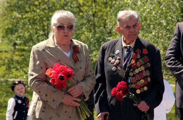 Справа: старейший житель Чкаловска, участник штурма Кёнигсберга Василий Предко