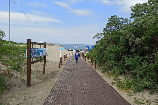 Заключённые изготовили деревянный настил для пляжа в Балтийске