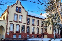 В Нестерове завершили ремонт фасада исторического здания районной больницы