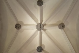 В замке Тапиау в Гвардейске установили копию старинного барельефа с оленем